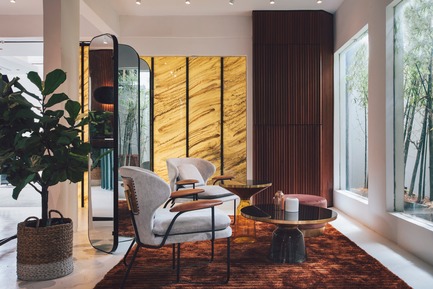 Dossier de presse | 3903-01 - Communiqué de presse | Mantab Workplace - S/LAB10 - Design d’intérieur commercial - Mirror folds divide the lounge seating area with the reception with view out to bamboo garden. - Crédit photo : Heartpatrick