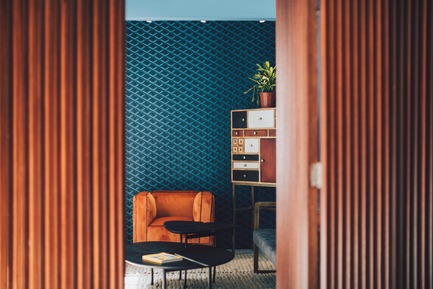 Dossier de presse | 3903-01 - Communiqué de presse | Mantab Workplace - S/LAB10 - Design d’intérieur commercial - Private room 2 social area with bespoke furniture. Bamboo garden to the left allow natural light to fill the room. - Crédit photo : Heartpatrick