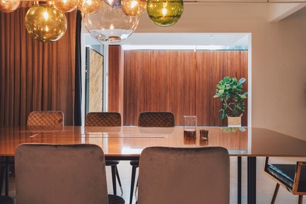Dossier de presse | 3903-01 - Communiqué de presse | Mantab Workplace - S/LAB10 - Design d’intérieur commercial - Conference/ dining pod with privacy drapes drawn open. Customised 10mm thick gold copper alloy table dominates the space. - Crédit photo : Heartpatrick