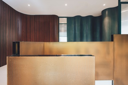 Dossier de presse | 3903-01 - Communiqué de presse | Mantab Workplace - S/LAB10 - Design d’intérieur commercial - Gold copper stair in juxtaposition with timber clad and curvilinear coloured wall. - Crédit photo : Heartpatrick