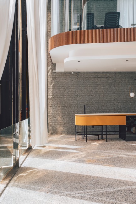 Dossier de presse | 3903-01 - Communiqué de presse | Mantab Workplace - S/LAB10 - Design d’intérieur commercial - Semi open lounge area with standalone bar on first floor. Facade operable or close to draw natural light in or shut with curtain drawn to attain privacy. - Crédit photo : Heartpatrick