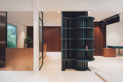 Dossier de presse | 3903-01 - Communiqué de presse | Mantab Workplace - S/LAB10 - Design d’intérieur commercial - Second floor entry to the workspace. A curviliear shelf doubled as a feature for practical use by the staff. - Crédit photo : Heartpatrick