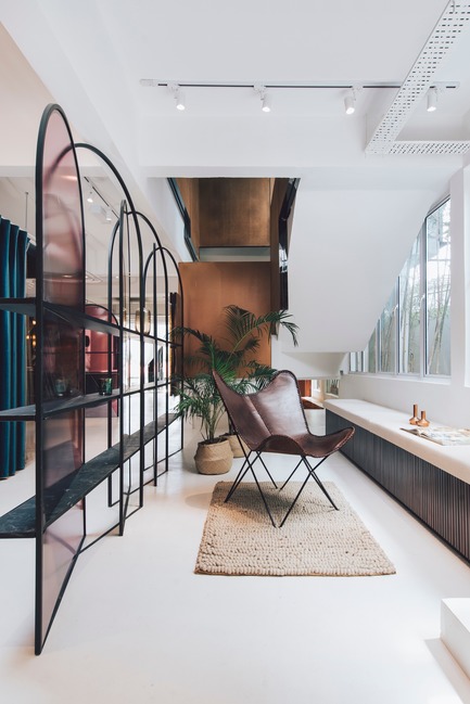 Dossier de presse | 3903-01 - Communiqué de presse | Mantab Workplace - S/LAB10 - Design d’intérieur commercial - Between the stair void. Social and reading space looking out to bamboo garden on the right.&nbsp; - Crédit photo : Heartpatrick