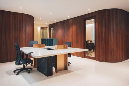 Dossier de presse | 3903-01 - Communiqué de presse | Mantab Workplace - S/LAB10 - Design d’intérieur commercial - Second floor general staff working area. Custom made work desk in steel, timber, stone and solid surface with timber clad directors room in background. - Crédit photo : Heartpatrick