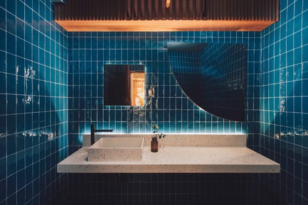 Dossier de presse | 3903-01 - Communiqué de presse | Mantab Workplace - S/LAB10 - Design d’intérieur commercial - The powder room with custom made mirrors in gold copper alloy and black alloy. - Crédit photo : Heartpatrick
