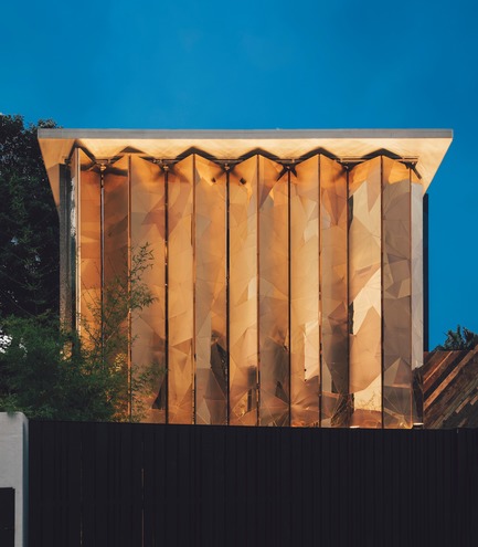 Dossier de presse | 3903-01 - Communiqué de presse | Mantab Workplace - S/LAB10 - Design d’intérieur commercial - The gold copper alloy clad facade in close position for privacy, leaving passerby curious of what lies within. - Crédit photo : Heartpatrick