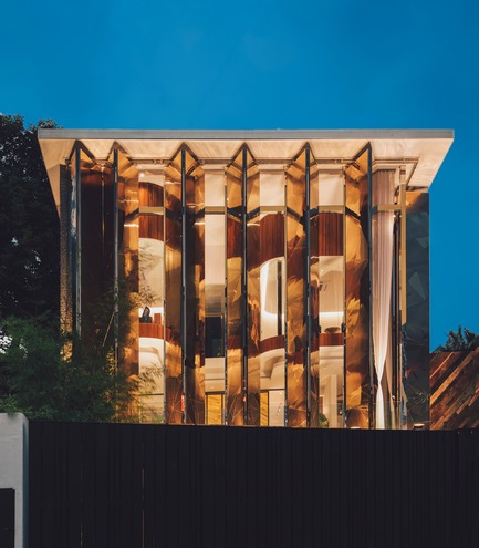Dossier de presse | 3903-01 - Communiqué de presse | Mantab Workplace - S/LAB10 - Design d’intérieur commercial - Inspired by Malaysian shophouse vernacular of folding iron shutters, the gold copper alloy folding panels are hinged and operable. - Crédit photo : Heartpatrick