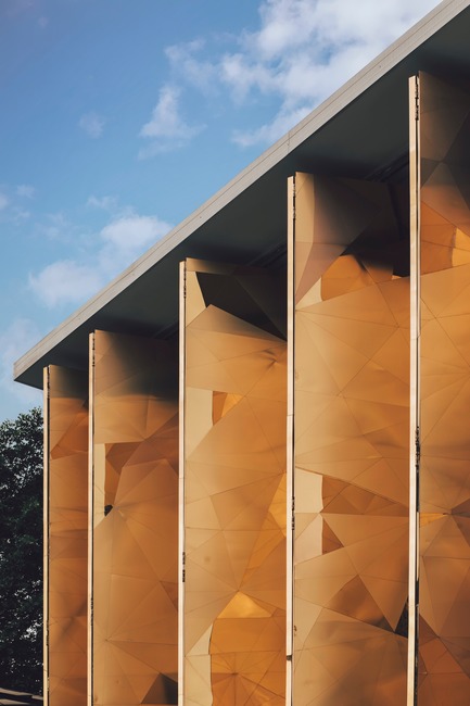Dossier de presse | 3903-01 - Communiqué de presse | Mantab Workplace - S/LAB10 - Design d’intérieur commercial - The gold copper alloy facade made-up of triangulated facets of the matte and highly polished finishing are all unique in shapes and sizes. - Crédit photo : Heartpatrick