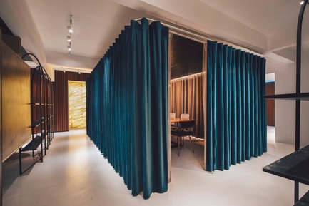 Dossier de presse | 3903-01 - Communiqué de presse | Mantab Workplace - S/LAB10 - Design d’intérieur commercial - The Conference / Dining pod surrounded by heavy emerald green privacy drapes. Left open when not in use, the curtains provide a flexible use of space that opens up the heart of the level rather than segmenting it. - Crédit photo : Heartpatrick