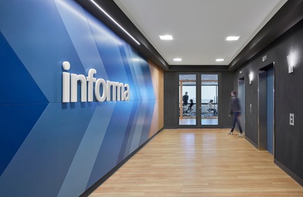 Dossier de presse | 1513-02 - Communiqué de presse | Informa Toronto - Dubbeldam Architecture + Design - Design d’intérieur commercial - In the elevator lobby a directional graphic in Informa’s brand colours directs guests to the reception area. - Crédit photo : Shai Gil