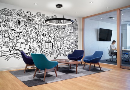 Dossier de presse | 1513-02 - Communiqué de presse | Informa Toronto - Dubbeldam Architecture + Design - Design d’intérieur commercial - An illustrative mural depicting themes from Informa’s exhibitions, by Toronto artist Mike Parsons, enlivens the office’s reception area.&nbsp; - Crédit photo : Shai Gil