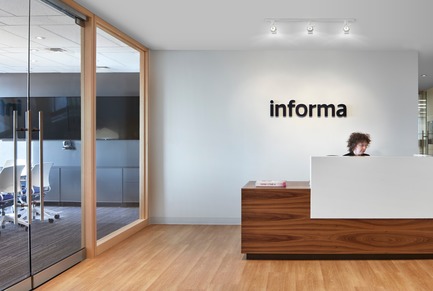 Dossier de presse | 1513-02 - Communiqué de presse | Informa Toronto - Dubbeldam Architecture + Design - Design d’intérieur commercial - The custom walnut and Corian reception desk was constructed by AyA. - Crédit photo : Shai Gil