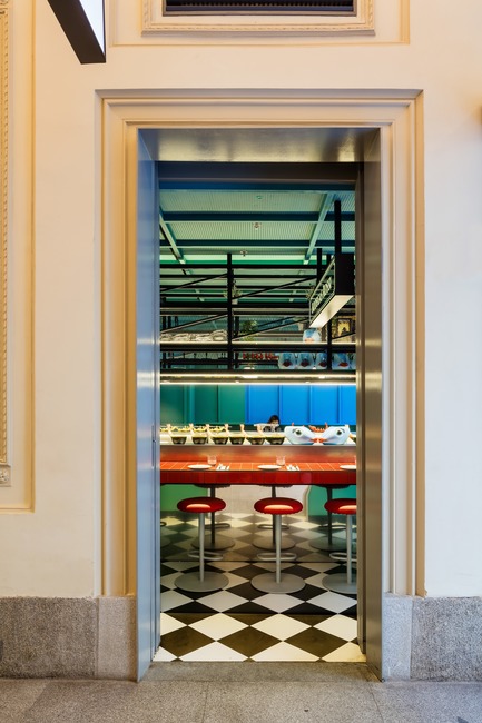Dossier de presse | 3724-02 - Communiqué de presse | Las Chicas, Los Chicos y Los Maniquís Restaurant - EL EQUIPO CREATIVO - Design d’intérieur commercial - Crédit photo : Adrià Goula