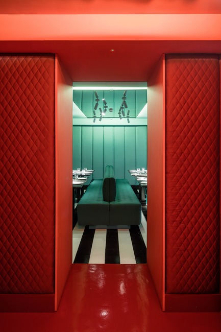 Dossier de presse | 3724-02 - Communiqué de presse | Las Chicas, Los Chicos y Los Maniquís Restaurant - EL EQUIPO CREATIVO - Design d’intérieur commercial - Crédit photo : Adrià Goula