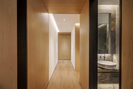 Press kit | 2718-01 - Press release | Jing'an Prime Land - Mason Studio - Residential Interior Design -    Townhouse A: hallway and powder room<br>  - Photo credit: Seth Powers