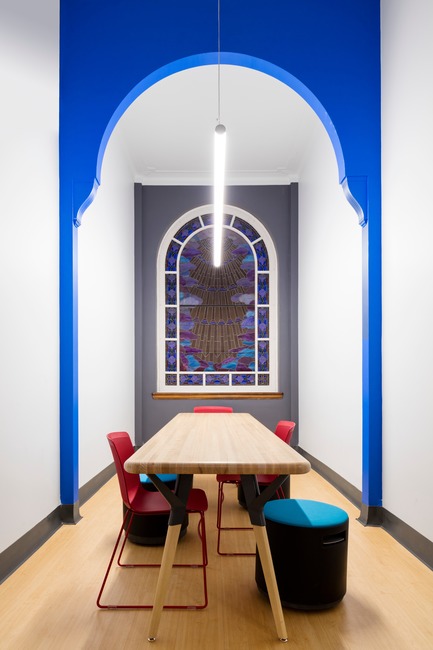 Press kit | 1299-02 - Press release | Collège Sainte-Anne: Planning and Development at the Service of Pedagogy - Taktik design - Commercial Interior Design - work room the chapel - Photo credit: Maxime Brouillet
