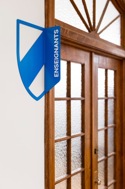 Press kit | 1299-02 - Press release | Collège Sainte-Anne: Planning and Development at the Service of Pedagogy - Taktik design - Commercial Interior Design - sign teacher room - Photo credit: Maxime Brouillet