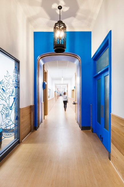 Press kit | 1299-02 - Press release | Collège Sainte-Anne: Planning and Development at the Service of Pedagogy - Taktik design - Commercial Interior Design - Entrance classroom corridor - Photo credit: Maxime Brouillet