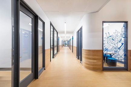Press kit | 1299-02 - Press release | Collège Sainte-Anne: Planning and Development at the Service of Pedagogy - Taktik design - Commercial Interior Design - Management office corridor - Photo credit: Maxime Brouillet