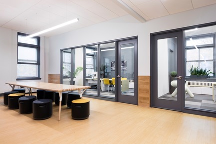 Press kit | 1299-02 - Press release | Collège Sainte-Anne: Planning and Development at the Service of Pedagogy - Taktik design - Commercial Interior Design - administration conference room - Photo credit: Maxime Brouillet