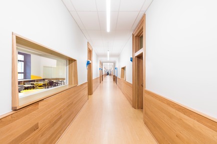 Press kit | 1299-02 - Press release | Collège Sainte-Anne: Planning and Development at the Service of Pedagogy - Taktik design - Commercial Interior Design - classroom corridor - Photo credit: Maxime Brouillet