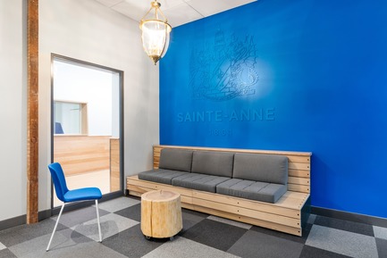 Press kit | 1299-02 - Press release | Collège Sainte-Anne: Planning and Development at the Service of Pedagogy - Taktik design - Commercial Interior Design - waiting room reception desk - Photo credit: Maxime Brouillet