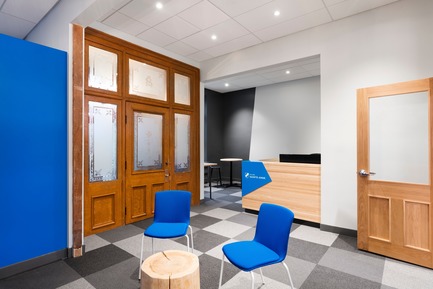 Press kit | 1299-02 - Press release | Collège Sainte-Anne: Planning and Development at the Service of Pedagogy - Taktik design - Commercial Interior Design - reception desk - Photo credit: Maxime Brouillet