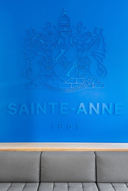 Press kit | 1299-02 - Press release | Collège Sainte-Anne: Planning and Development at the Service of Pedagogy - Taktik design - Commercial Interior Design - reception desk logo&nbsp; - Photo credit: Maxime Brouillet