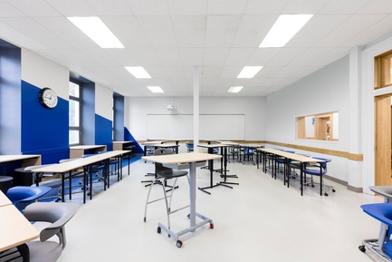 Press kit | 1299-02 - Press release | Collège Sainte-Anne: Planning and Development at the Service of Pedagogy - Taktik design - Commercial Interior Design - blue classroom - 1&nbsp; - Photo credit: Maxime Brouillet