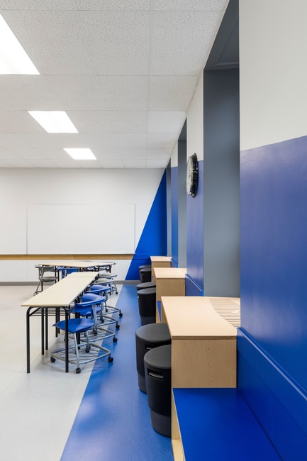 Press kit | 1299-02 - Press release | Collège Sainte-Anne: Planning and Development at the Service of Pedagogy - Taktik design - Commercial Interior Design - blue classroom details - Photo credit: Maxime Brouillet