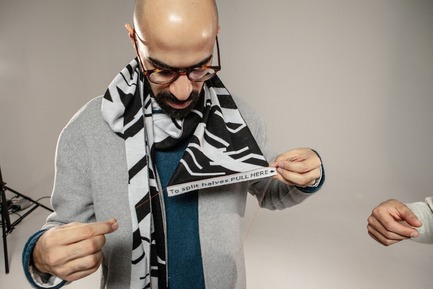 Press kit | 3910-01 - Press release | String Theory Reveals SUPERSYMMETRY, a Unique Interactive Knitting Experience - String Theory - Product - &nbsp;Supersymmetry - The divided scarf - Photo credit: Sébastien Gros