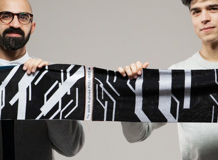 Press kit | 3910-01 - Press release | String Theory Reveals SUPERSYMMETRY, a Unique Interactive Knitting Experience - String Theory - Product - Supersymmetry - The shareable scarf - Photo credit: Sébastien Gros