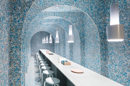 Dossier de presse | 3911-01 - Communiqué de presse | Linda Bergroth and Zero Waste Bistro Win Sustainability Award at Frame Awards 2019 - Finnish Cultural Institute in New York - Concours - Zero Waste Bistro’s bespoke communal table and table set is made of Durat Palace, designed by Linda Bergroth. The space, designed by Linda Bergroth features Alvar Aalto’s classic Artek stools and Hand Grenade pendants. The architecture is made of ReWall Naked Board, a material made 100% from tetrapak waste. The Durat composite is made of 30% post-industrial materials and natural pigments and is 100% recyclable.<br> - Crédit photo : Nicholas Calcott