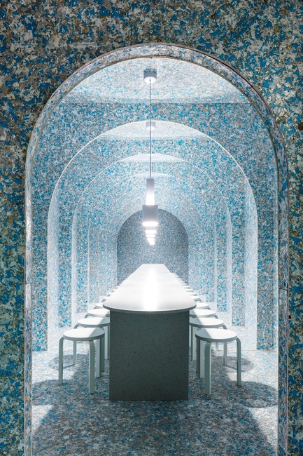 Dossier de presse | 3911-01 - Communiqué de presse | Linda Bergroth and Zero Waste Bistro Win Sustainability Award at Frame Awards 2019 - Finnish Cultural Institute in New York - Concours - Zero Waste Bistro’s bespoke communal table and table set is made of Durat Palace and designed by Linda Bergroth. The space, designed by Linda Bergroth, features Alvar Aalto’s classic Artek stools and Hand Grenade pendants. The architecture is made of ReWall Naked Board, a material made 100% from tetrapak waste. The Durat composite is made of 30% post-industrial materials and natural pigments and is 100% recyclable.<br> - Crédit photo : Nicholas Calcott