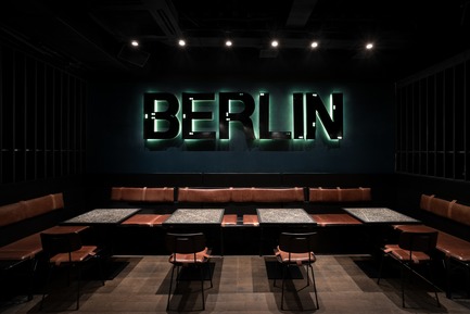 Press kit | 3823-01 - Press release | Berlin Bar, Moscow - Thilo Reich - Commercial Interior Design - The structure of the brown leather benches come from simple beer benches and reused Berlin street sign. - Photo credit: Ivan Erofeev