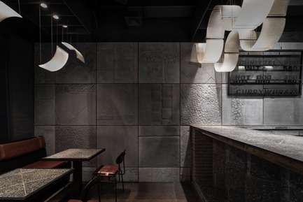Press kit | 3823-01 - Press release | Berlin Bar, Moscow - Thilo Reich - Commercial Interior Design - Castings of pavement segments taken personally by the architect in public places around Berlin reflect on the history and exchange between Berlin and Moscow. - Photo credit: Ivan Erofeev