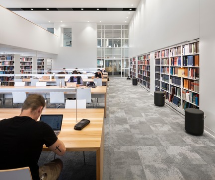 Dossier de presse | 1152-11 - Communiqué de presse | Mise en lumière et réaménagement de la Bibliothèque de l’Université Bishop’s - LumiGroup - Architecture institutionnelle - Crédit photo : Stéphane Groleau