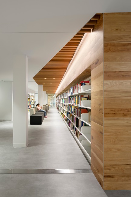 Dossier de presse | 1152-11 - Communiqué de presse | Mise en lumière et réaménagement de la Bibliothèque de l’Université Bishop’s - LumiGroup - Architecture institutionnelle - Crédit photo : Stéphane Groleau