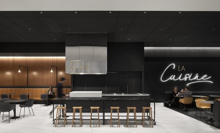 Dossier de presse | 1081-06 - Communiqué de presse | « La Cuisine » : l’expérience culinaire du Centre Rockland - Architecture49 + Humà Design+Architecture - Design d’intérieur commercial - Rockland - l'ilôt de "la cuisine du chef"&nbsp; - Crédit photo : Adrien Williams