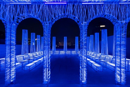 Dossier de presse | 3849-01 - Communiqué de presse | Hacking visual perception, Alberto Caiola cross-pollinates classical archetypes with virtual hues - Alberto Caiola Studio - Design d’intérieur commercial - Crédit photo : Dirk Weiblen