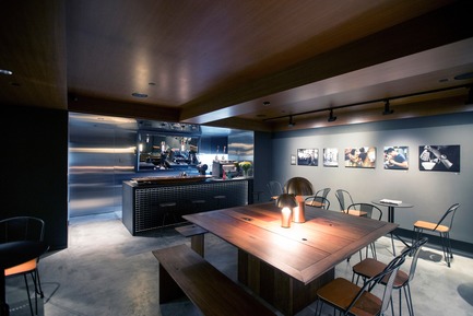 Press kit | 3772-01 - Press release | f22 foto space - LAAB Architects - Art - There is a square table in the middle of CAFÉ 22 for visitors to gather and talk about photography and design.&nbsp; - Photo credit: Otto Ng of LAAB Architects