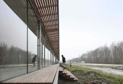 Dossier de presse | 3293-02 - Communiqué de presse | Oosterwold Co-living Complex - bureau SLA & Zakenmaker - Architecture résidentielle -    the communal porch&nbsp;makes it easy to connect with the neighbours  - Crédit photo : Filip Dujardin