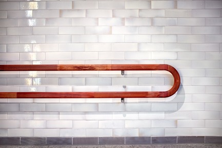 Dossier de presse | 3271-01 - Communiqué de presse | Metro Oostlijn - GROUP A - Architecture institutionnelle - Hardwood&nbsp;banister,&nbsp;Weesperplein - Crédit photo : Digidaan, Amsterdam