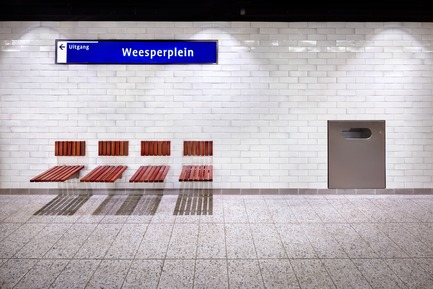 Dossier de presse | 3271-01 - Communiqué de presse | Metro Oostlijn - GROUP A - Architecture institutionnelle - Hardwood seats,&nbsp;Weesperplein - Crédit photo : Digidaan, Amsterdam
