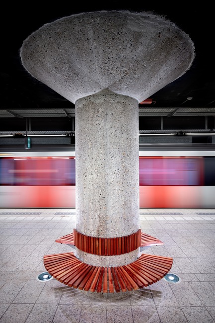 Dossier de presse | 3271-01 - Communiqué de presse | Metro Oostlijn - GROUP A - Architecture institutionnelle - Brute beton with hardwood benche, Nieuwmarkt - Crédit photo : Digidaan, Amsterdam