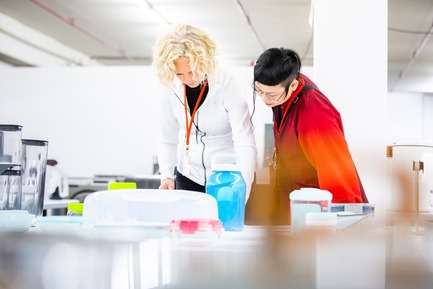 Dossier de presse | 1696-24 - Communiqué de presse | Finest quality: Red Dot jurors award top-class design products - Red Dot Design Award - Concours - Jury members Adriana Monk and Vivian Wai-kwan Cheng - Crédit photo : Red Dot