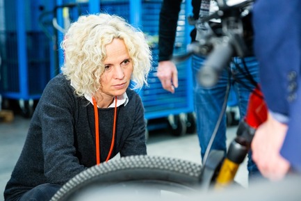 Dossier de presse | 1696-24 - Communiqué de presse | Finest quality: Red Dot jurors award top-class design products - Red Dot Design Award - Concours - Adriana Monk during the assessment - Crédit photo : Red Dot