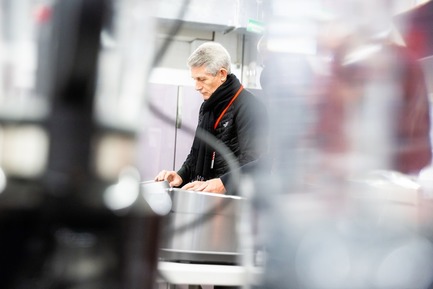 Dossier de presse | 1696-24 - Communiqué de presse | Finest quality: Red Dot jurors award top-class design products - Red Dot Design Award - Concours - Robin Edman during the assessment - Crédit photo : Red Dot