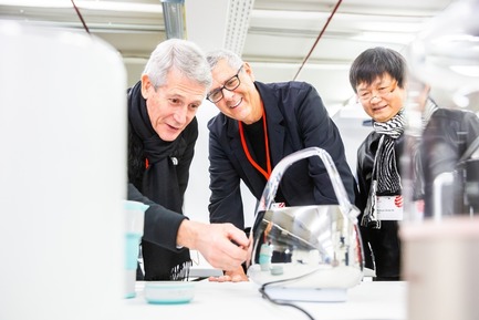 Dossier de presse | 1696-24 - Communiqué de presse | Finest quality: Red Dot jurors award top-class design products - Red Dot Design Award - Concours - Jury members Robin Edman, Thomas Lockwood and Renke He - Crédit photo : Red Dot