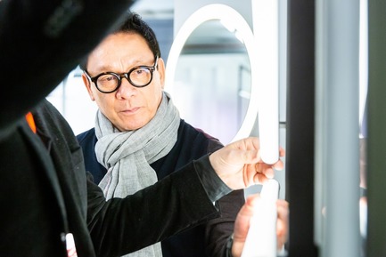 Dossier de presse | 1696-24 - Communiqué de presse | Finest quality: Red Dot jurors award top-class design products - Red Dot Design Award - Concours - Jury member Steve Leung during the assessment - Crédit photo : Red Dot
